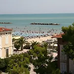 Victoria 3*